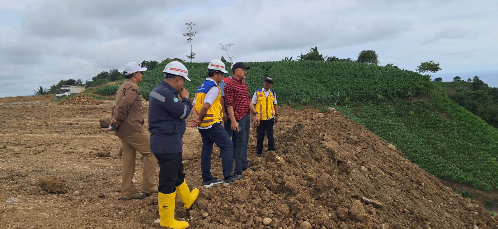 Dari foto yang diberikan pihak Sekretariat DPRD Kabupaten Tulungagung, terlihat Ketua DPRD Kabupaten Tulungagung, Marsono sudah turun ke lokasi longsor sejak Selasa (2/12).