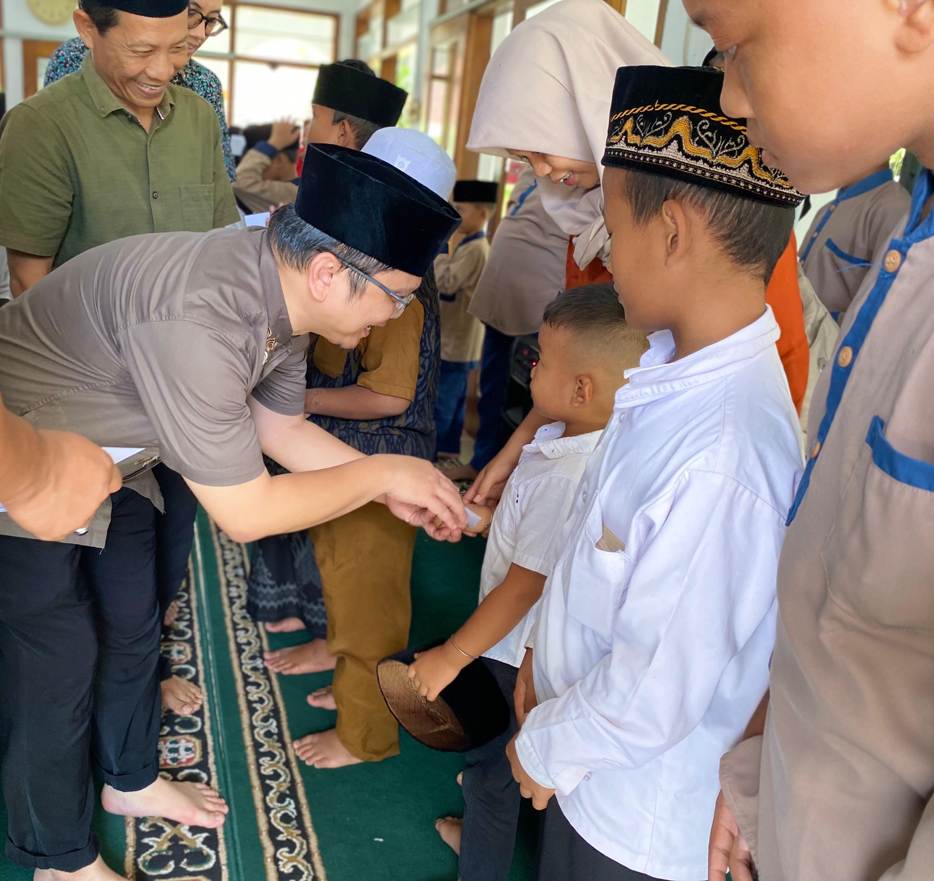 Proses santunan anak yatim di Masjid An Nur PG Modjopanggoong yang diberikan Manajer Pengolahan M. Abdul Aziz.