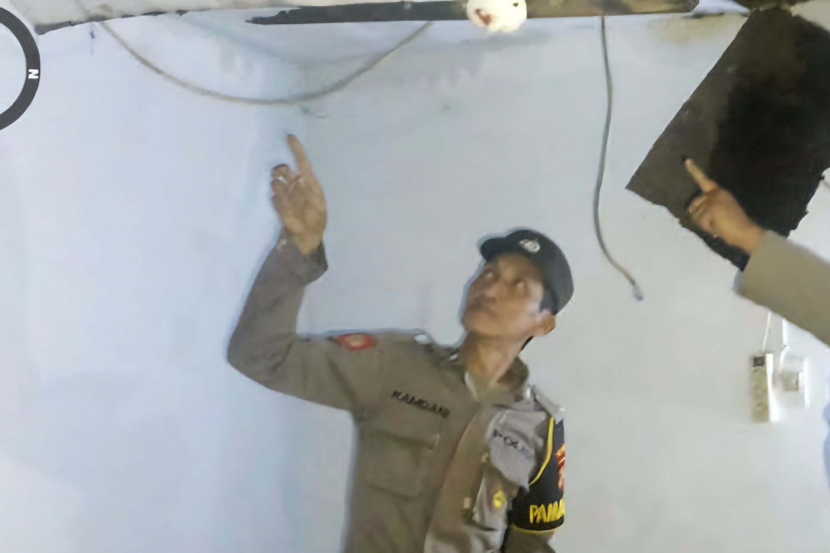 Polisi menunjukkan lokasi R yang jatuh saat memperbaiki talang di rumah saudaranya.