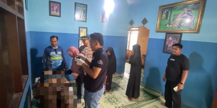 Polisi memeriksa jenazah EY yang diduga meninggal karena jantungan di Desa Gombang.