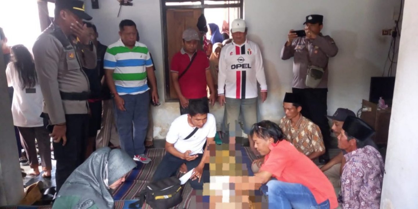 Tim INAFIS Polres Tulungagung memeriksa kondisi jenazah satu bocah yang tenggelam di Sungai Bodeng.