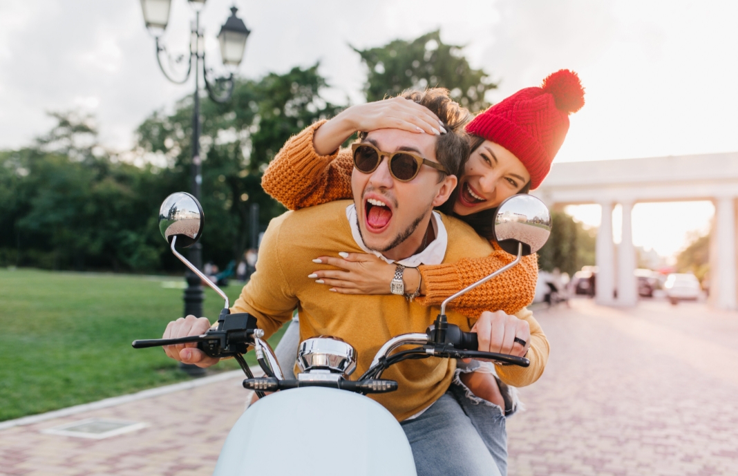 Satu motor, satu tujuan, dua hati yang lebih dekat saat akhir tahun.Tulungagung selalu punya cara sederhana untuk menghadirkan momen romantis.