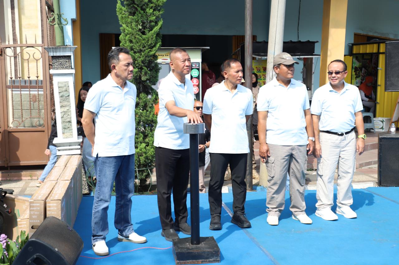 Bupati Tulungagung Gatut Sunu Wibowo memencet tombol pengundian Gebyar Undian Berhadiah Pajak Daerah di acara CFD Minggu pagi.