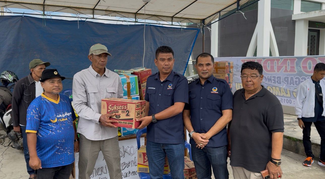 Ketua Tim Relawan DPW Partai NasDem Riau salurkan ribuan paket sembako peduli bencana banjir bandang.