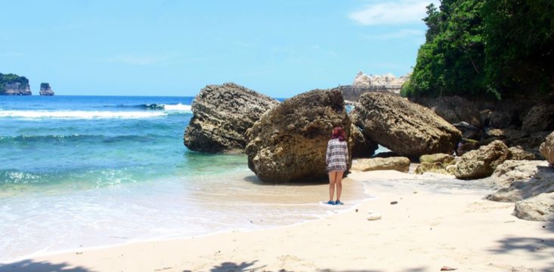 Pantai Sanggar cukup populer  tapi datanglah pagi hari saat matahari baru bangun. Suasananya masih sepi, udara sangat segar, dan cahaya keemasannya membuat pantai ini  terlihat lembut dan fotogenik