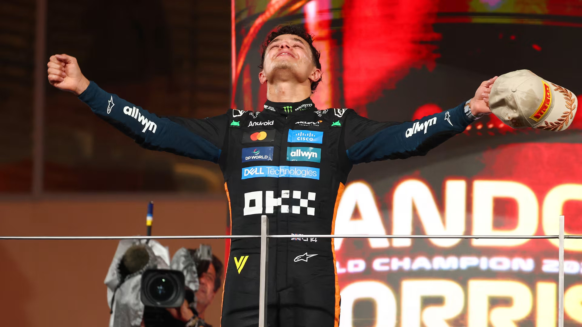Lando Norris merayakan kesuksesannya menjadi juara dunia meski hanya podium ketiha di GP Abu Dhabi. (FORMULA1.COM)