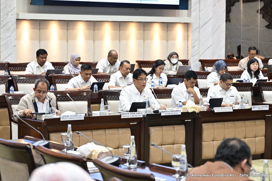 Menkeu Purbaya Yudhi Sadewa saat mengikuti rapat kerja Komisi IX DPR RI, Senin. (8/12). (KEMENKEU)
