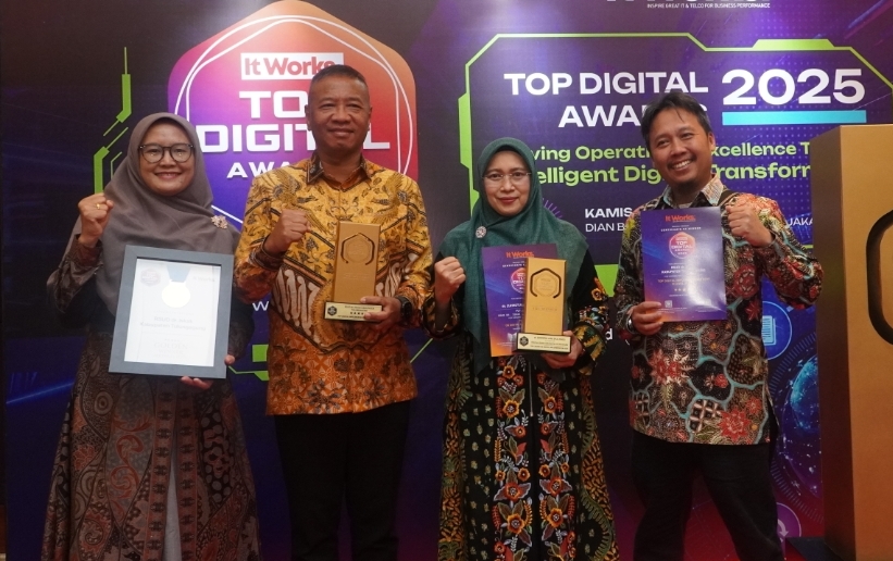 Bupati Tulungagung Gatut Sunu Wibowo bersama Direktur RSUD dr Iskak, dr Zuhrotul Aini beserta jajaran direksi berfoto seusai penyerahan penghargaan.