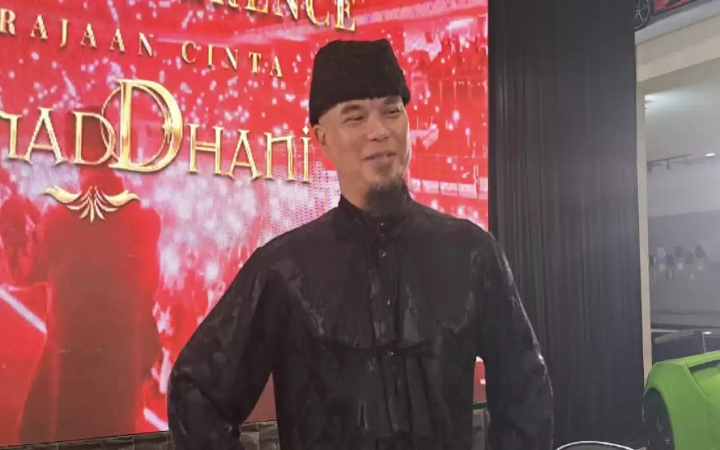 Momen haru terjadi di Kota Solo saat musisi dan tokoh publik Ahmad Dhani adopsi anak yatim Solo bersama sang istri, Mulan Jameela.
