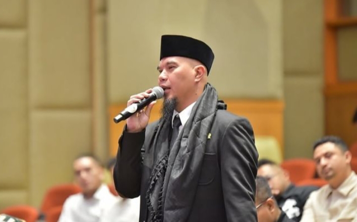 Gugatan pensiun seumur hidup DPR di MK memanas. Pemohon kritik keterangan pemerintah, soroti Ahmad Dhani hingga dugaan pencitraan.