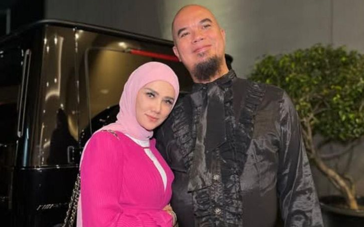 Media sosial mendadak ramai membicarakan Ahmad Dhani dan Mulan Jameela adopsi bayi setelah pasangan selebritas itu mengunggah foto bersama seorang bayi mungil.