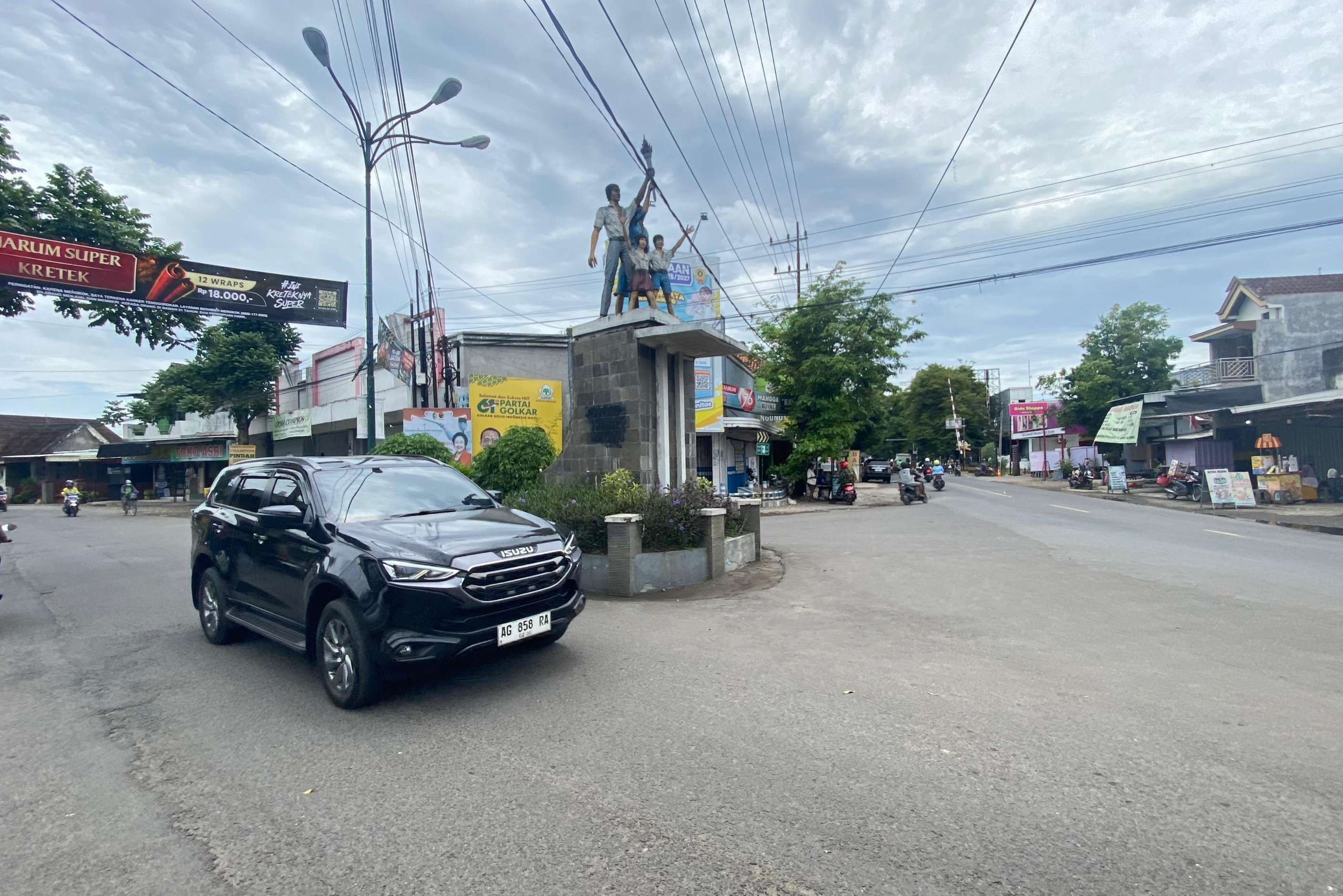 Kondisi arus lalu lintas di sekitar monumen tugu rante di Kecamatan Ngunut yang selama ini difungsikan sebagai jalur alternatif. (DR PERDANA/RADAR TULUNGAGUNG)