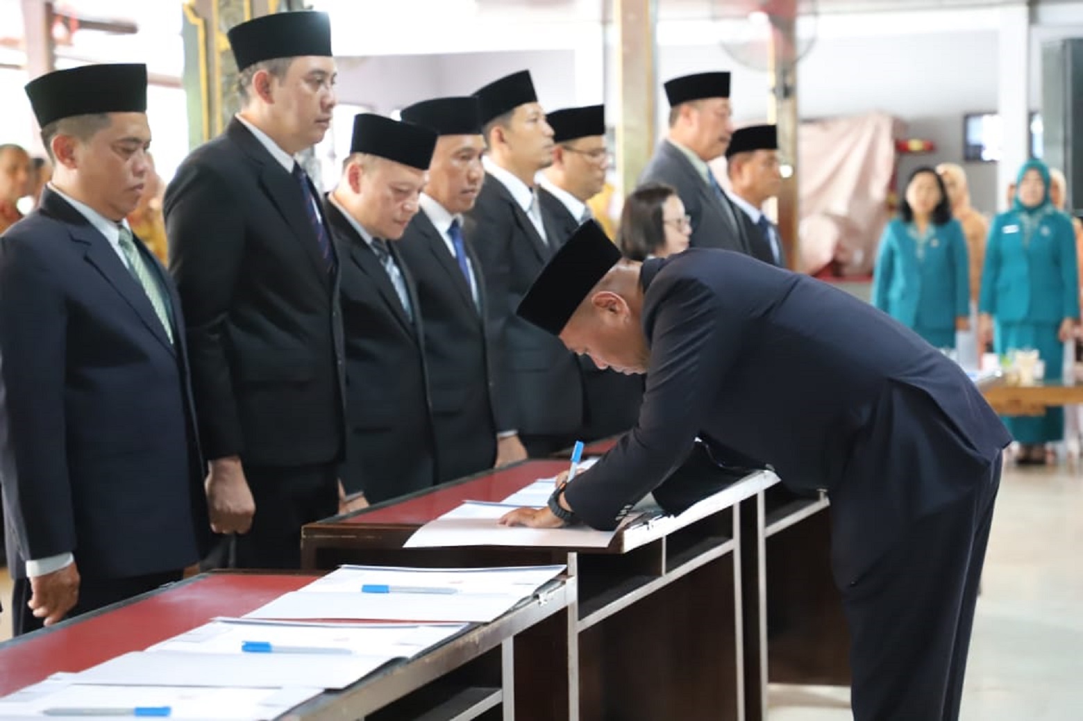 Bupati Tulungagung Gatut Sunu Wibowo menandatangani berita acara pelantikan pejabat.
