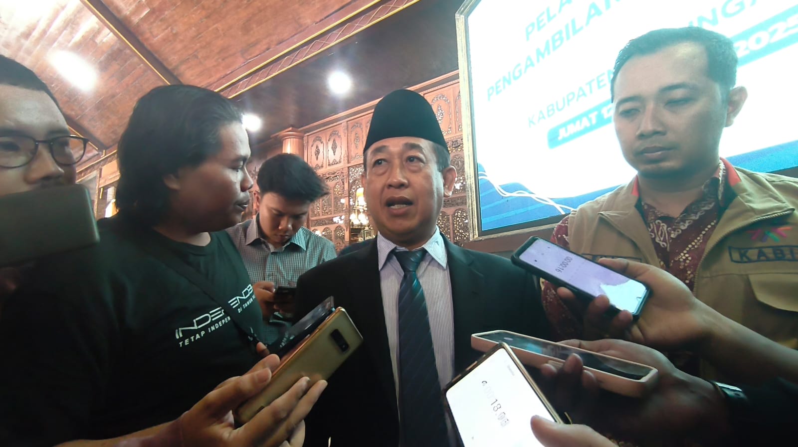 Kepala BKPSDM Kabupaten Tulungagung, Soeroto, memberi keterangan soal ketidakhadiran Sekda Tri Hariadi di acara pelantikan sebagai kepala Disnakertrans.(Aditya/Radar Tulungagung)