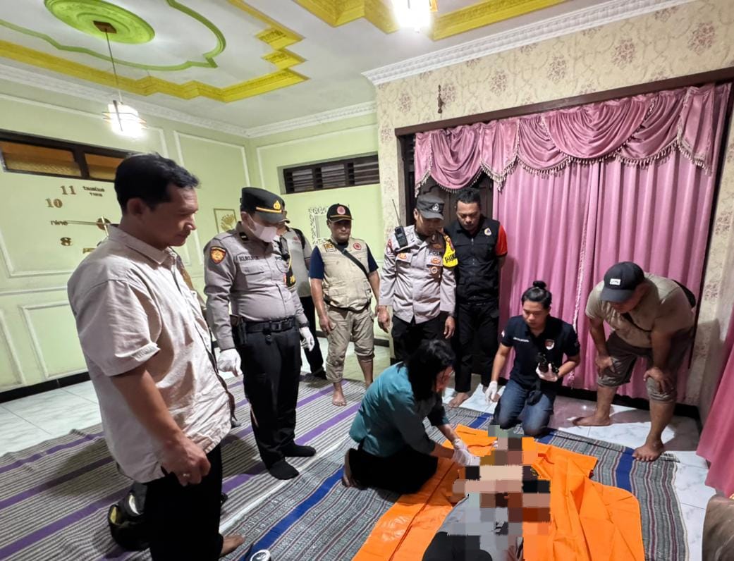Polisi memeriksa jasad HRB yang tenggelam di Sungai Brantas. (HUMAS POLRES TULUNGAGUNG)