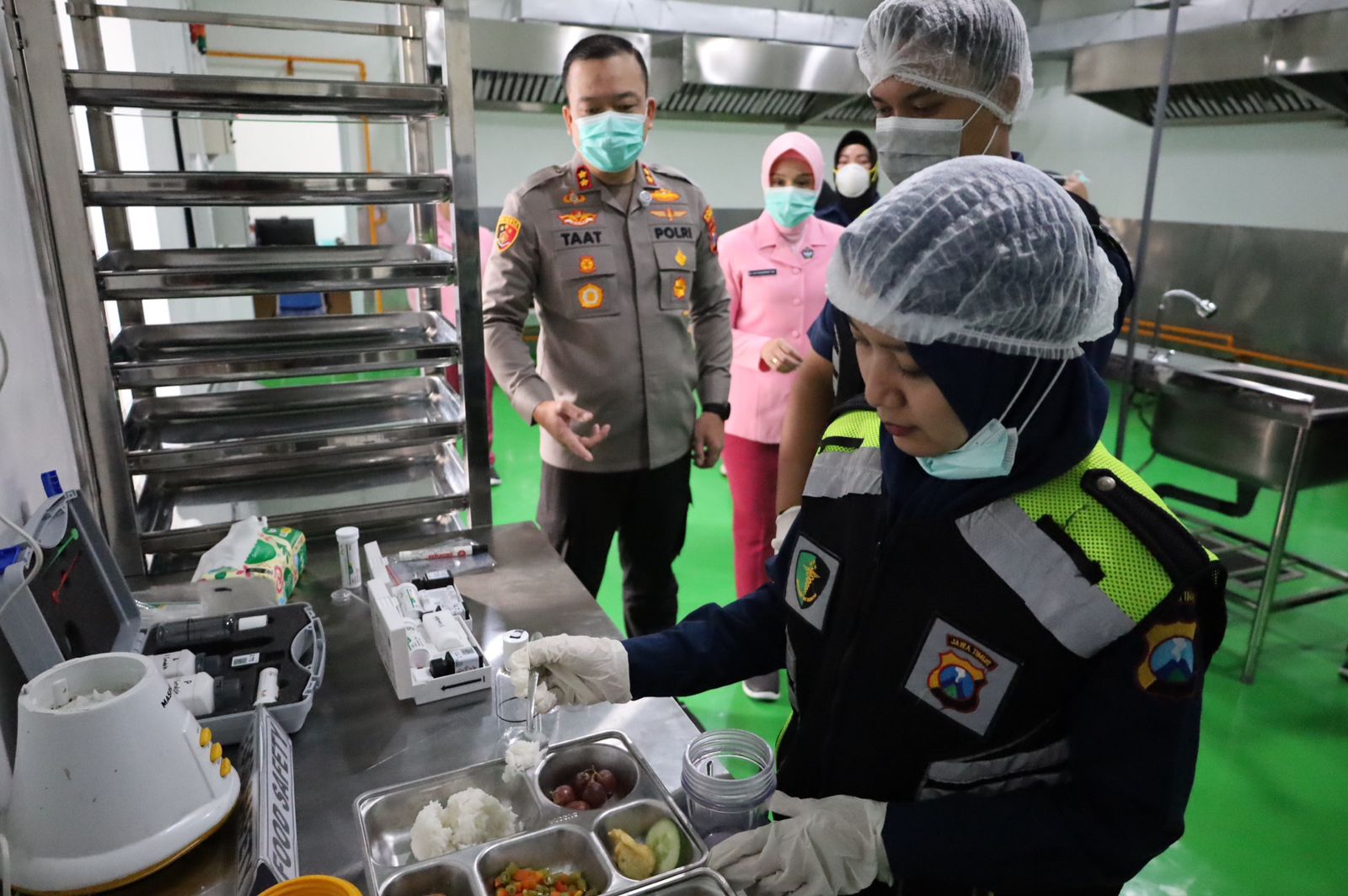 Kapolres Tulungagung AKBP Muhammad Taat Resdi meninjau SPPG di Desa Jarakan, Kecamatan Gondang.