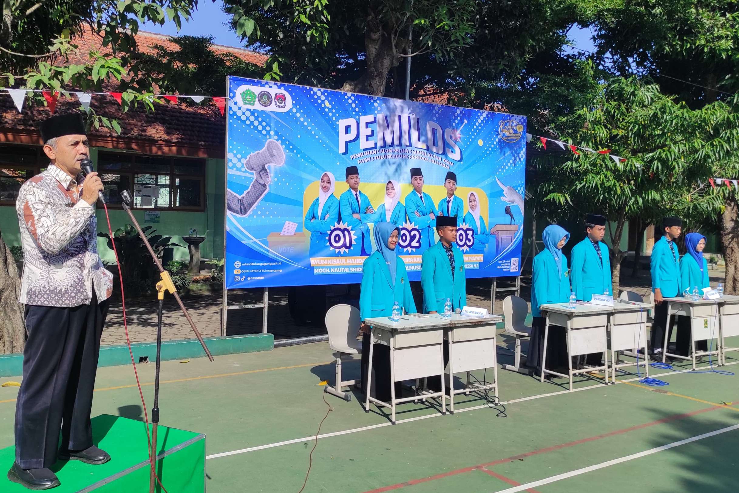 Kepala MTsN 3 Tulungagung Suyoko memberikan sambutan pada pesta demokrasi Pemilos.