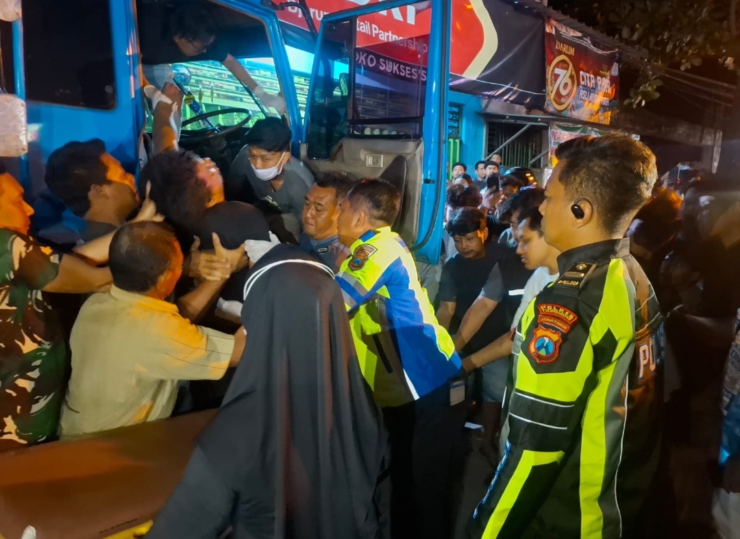 Polisi bersama warga ketika mengevakuasi sopir bus meninggal saat terjadi laka di Boyolangu Tulungagung