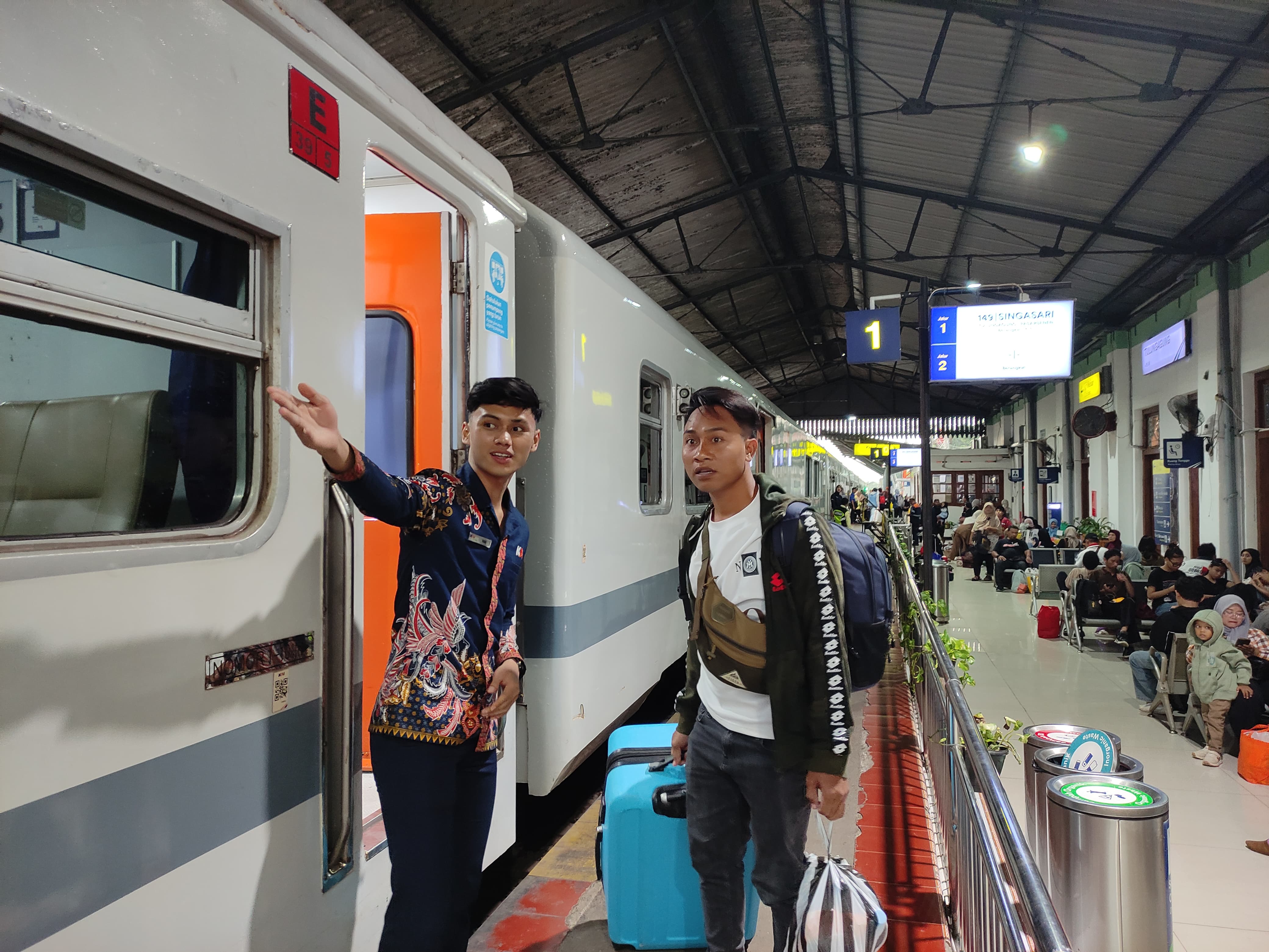 Kereta api masih menjadi moda transportasi favorit menjelang libur Nataru kali ini. (SANDY YUWANA/RADAR TULUNGAGUNG)