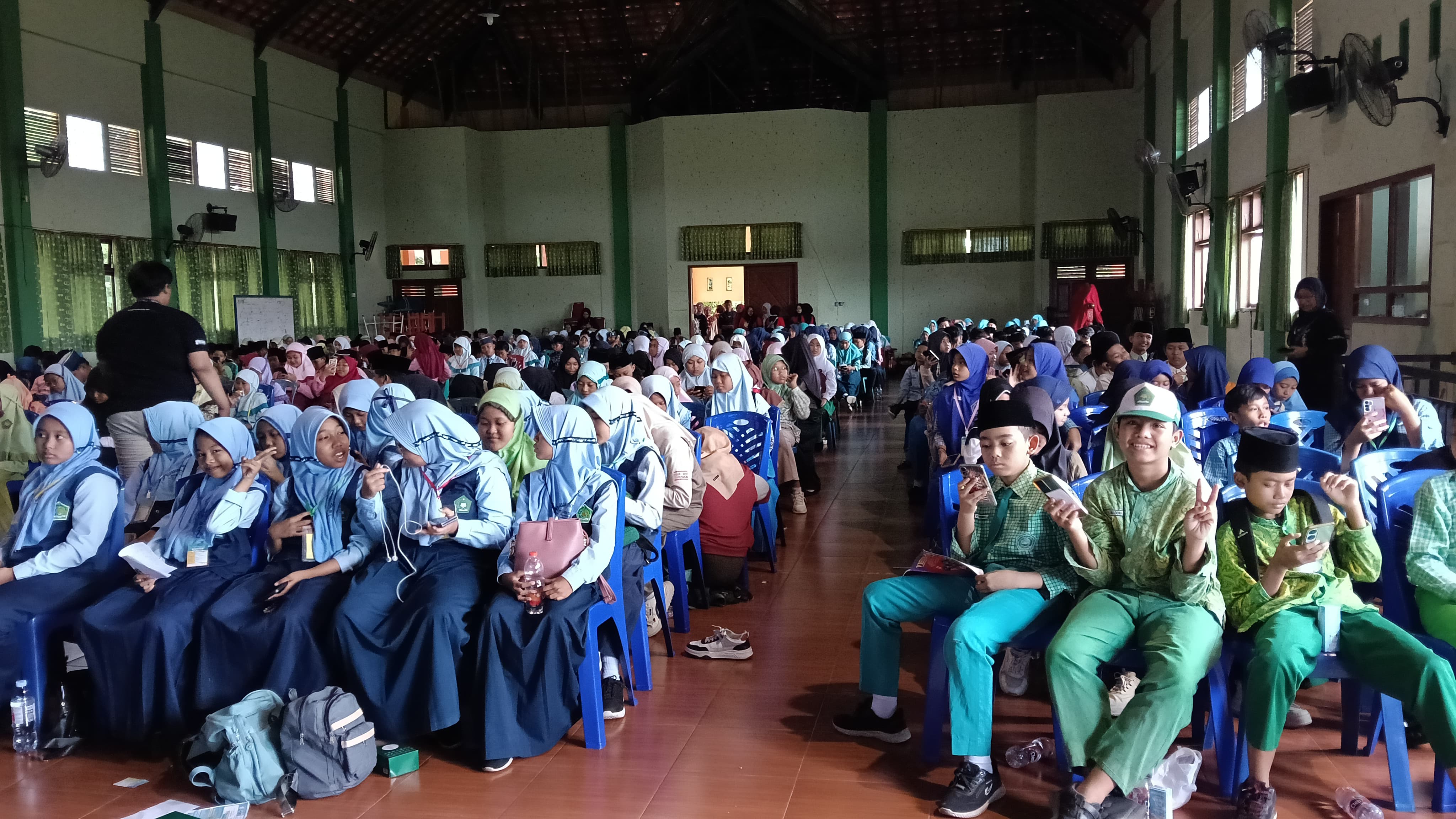 Suasana babak semifinal RaTu Genza Olympiad Vol 3 tingkat MI.(REVA/RADAR TULUNGAGUNG)