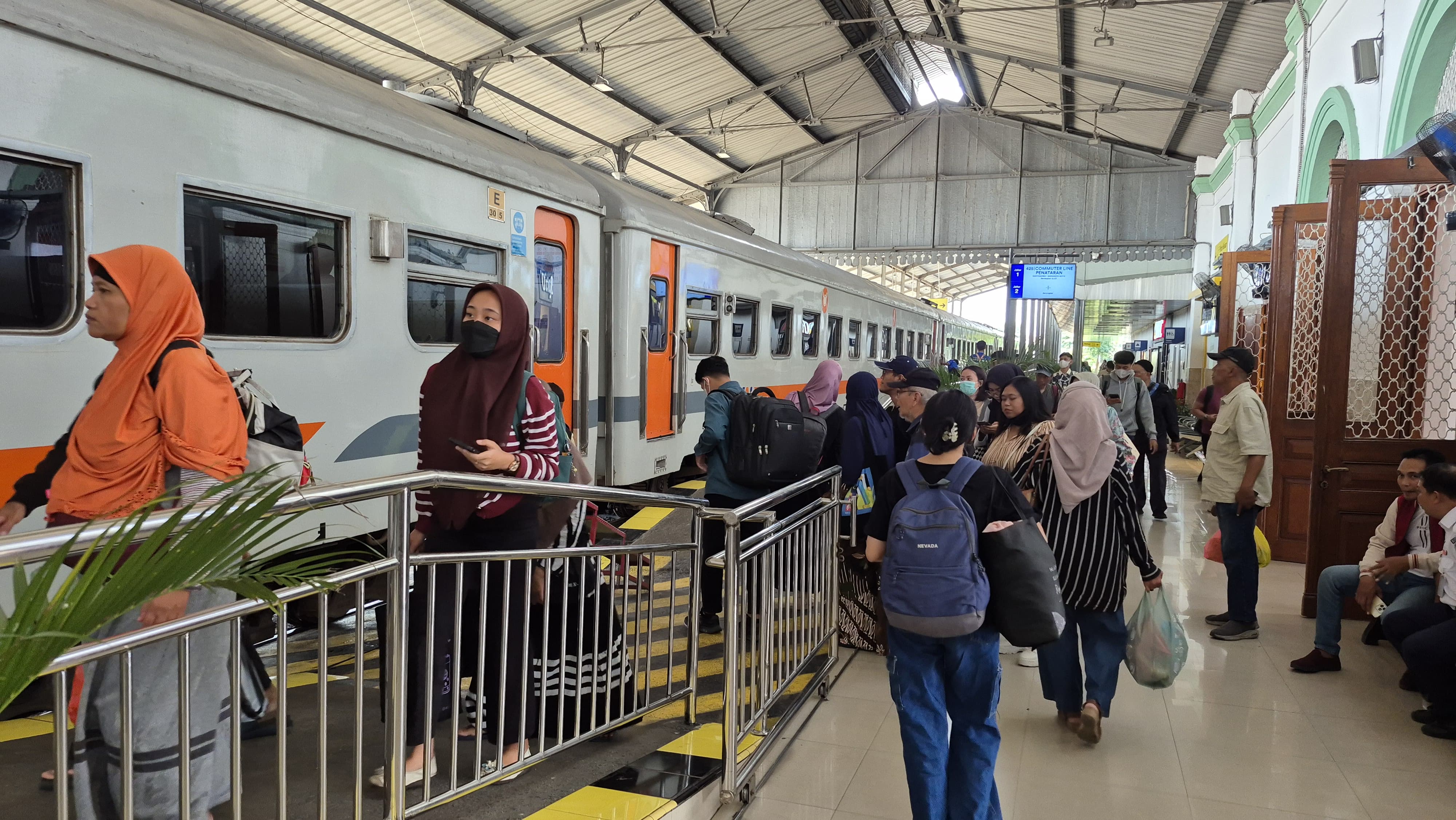Daop 7 Madiun menambah satu rangkaian kereta api jarak jauh pada libur Nataru ini.