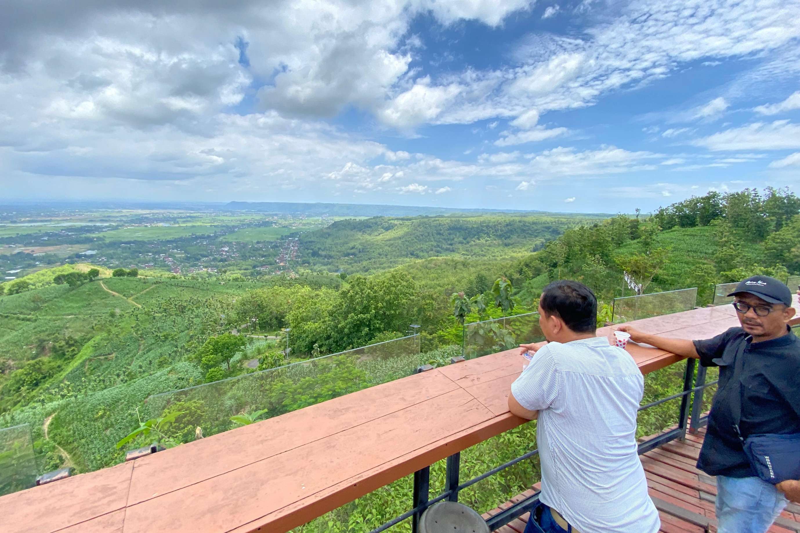 Panorama wilayah selatan Tulungagung dilihat dari Puncak Jowin, Desa Winong, Kecamatan Kalidawir. (DR PERDANA/RADAR TULUNGAGUNG)