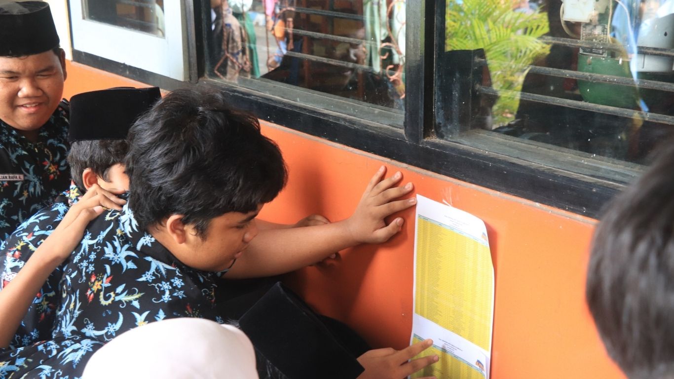 Beberapa peserta saat mencari namanya di papan pengumuman peserta lolos grand final RaTu Genza Olympiad Vol 3.