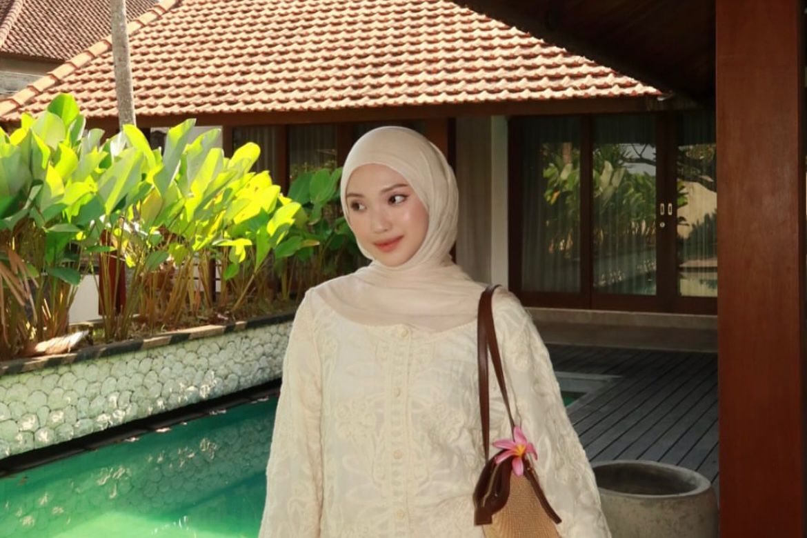 Foto influencer Julia Prastini (Jule) yang viral setelah diduga menjadi selingkuhan Yusman Kusuma (Yuka), Suami Sah Aya, sahabatnya sendiri.