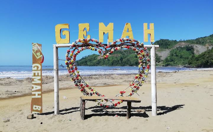 Menghabiskan weekend ke Pantai Gemah Tulungagung menjadi pilihan favorit masyarakat lokal maupun wisatawan luar daerah.