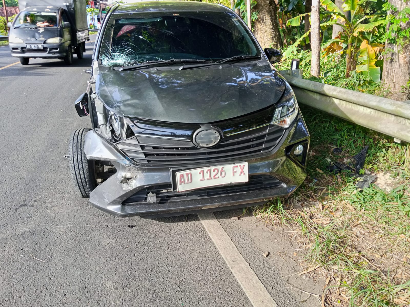 Kondisi bagian depan Daihatsu Sigra yang rusak setelah terlibat tabrakan di Jalan Raya Gondang, pada Senin pagi.