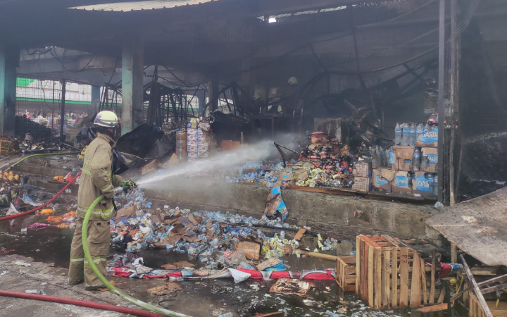 Kebakaran Pasar Induk Keramat Jati Jakarta Timur terjadi pada Senin dini hari dan menghanguskan ratusan kios pedagang buah.