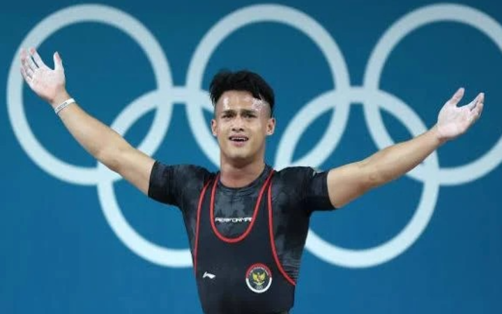 Rizki Juniansyah tampil dominan di SEA Games 2025 Thailand dengan emas angkat besi sekaligus memecahkan rekor dunia kelas 79 kg putra.