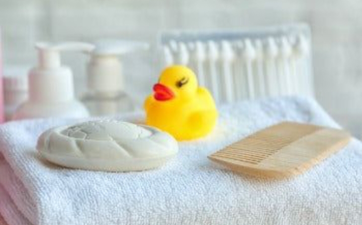 Sabun bayi untuk muka kini semakin populer, tidak hanya digunakan untuk bayi tetapi juga oleh remaja hingga orang dewasa yang memiliki kulit sensitif.