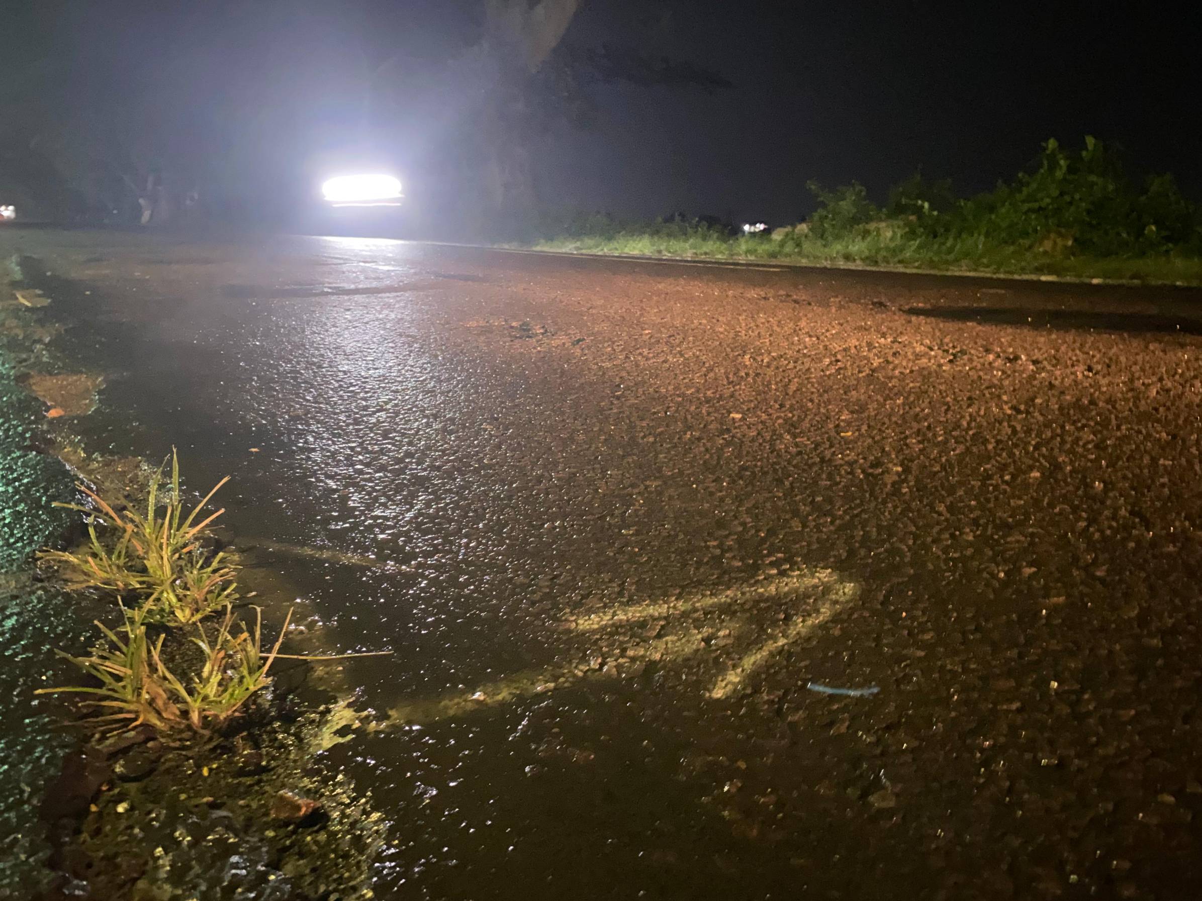 Ruas jalan di Desa Pelem, Kecamatan Campurdarat yang diberi tanda titik yang bakal diperbaiki. (DR PERDANA/RADAR TULUNGAGUNG)