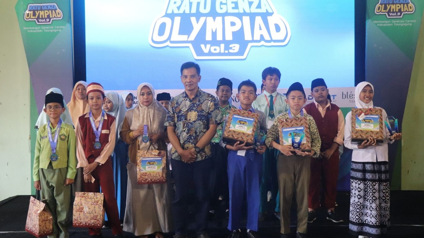 Pemenang RaTu Genza Olympiad Vol 3 tingkat 6 SD saat berfoto bersama pada pengumuman dan seremoni penyerahan piala, Minggu (14/12).