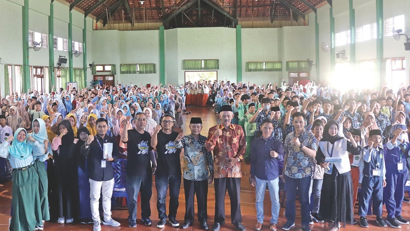 Ribuan pelajar MI dan MTs mengikuti final RaTu Genza Olympiad Vol 3 di SMKN 3 Boyolangu, Minggu (14/12).