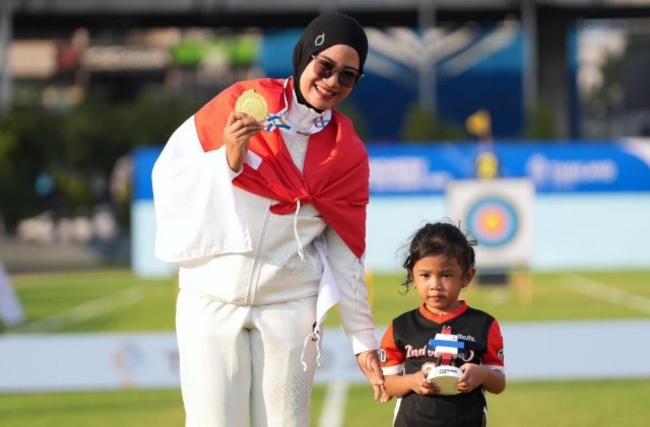 Diananda Choirunnisa bersama buah hatinya yang menemani bertanding di SEA Games 2025 Thailand. (KEMENPORA)