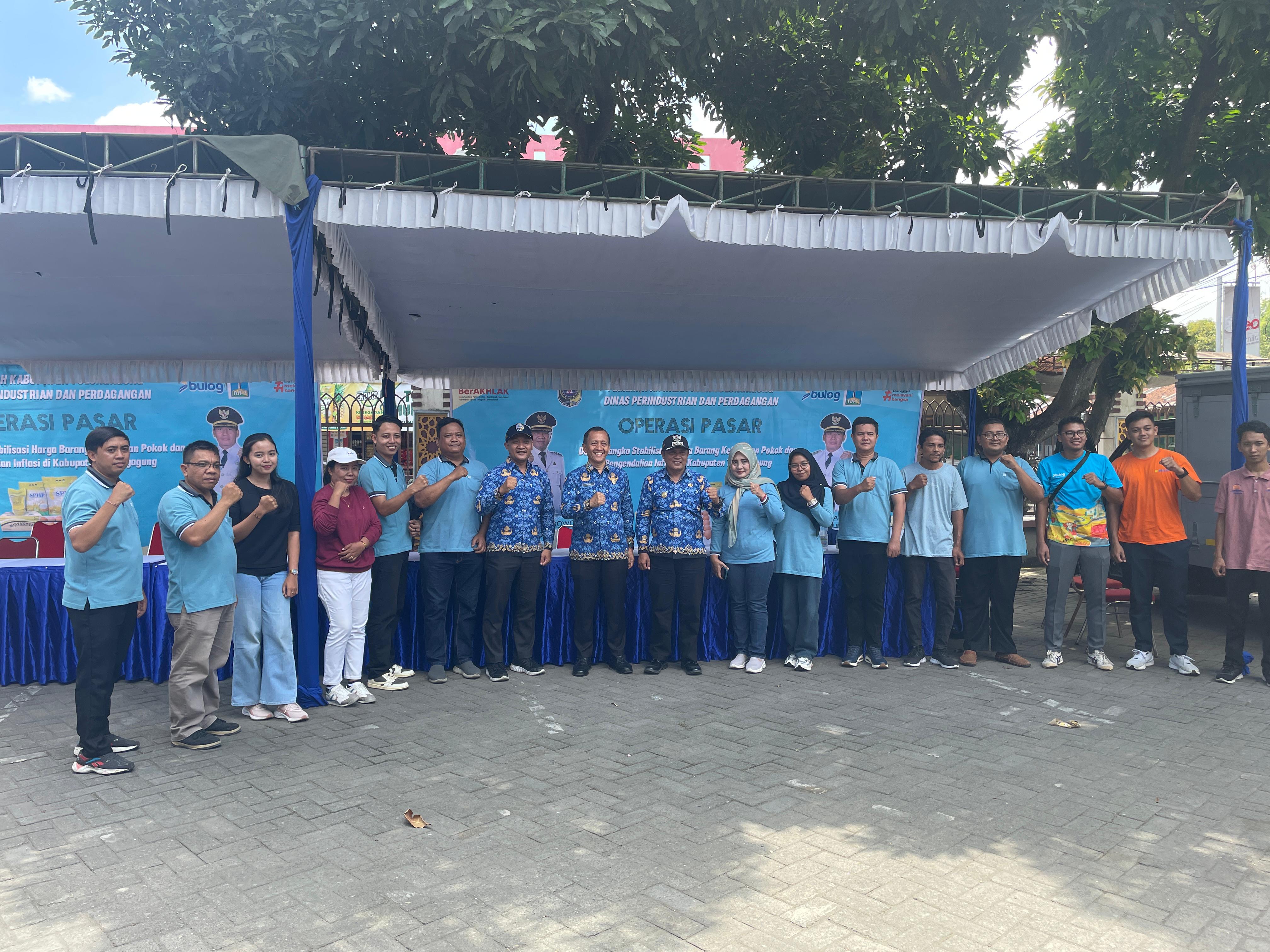 Perwakilan Disperindag Tulungagung dan Kecamatan Sumbergempol saat berfoto bersama dalam Operasi Pasar, kemarin (17/12).