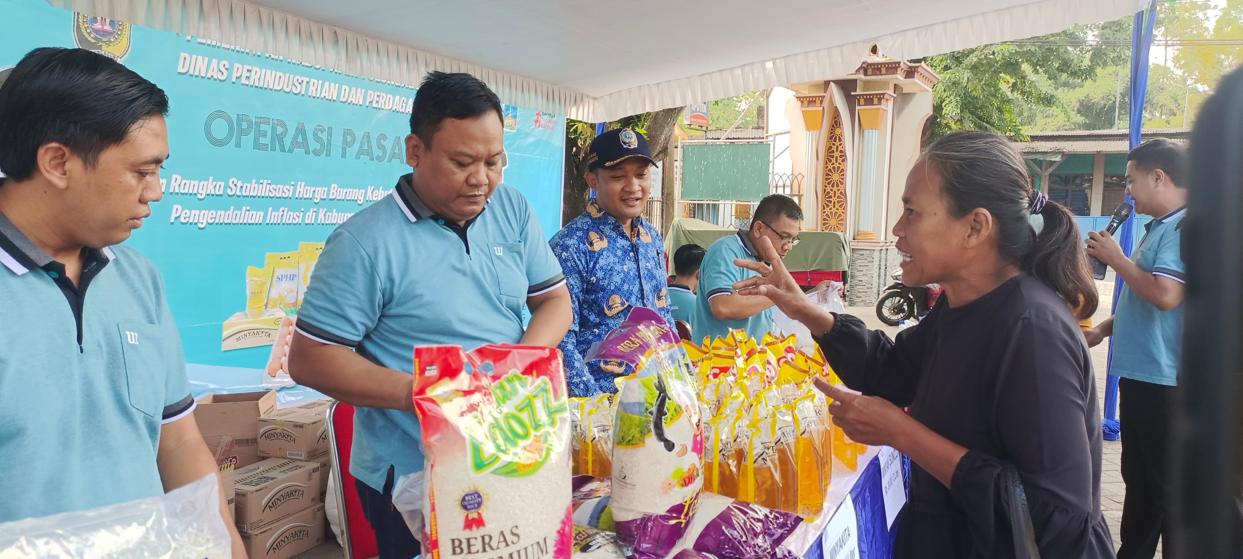 Kegiatan Operasi Pasar di wilayah Kecamatan Sumbergempol, Rabu (17/12/2025).