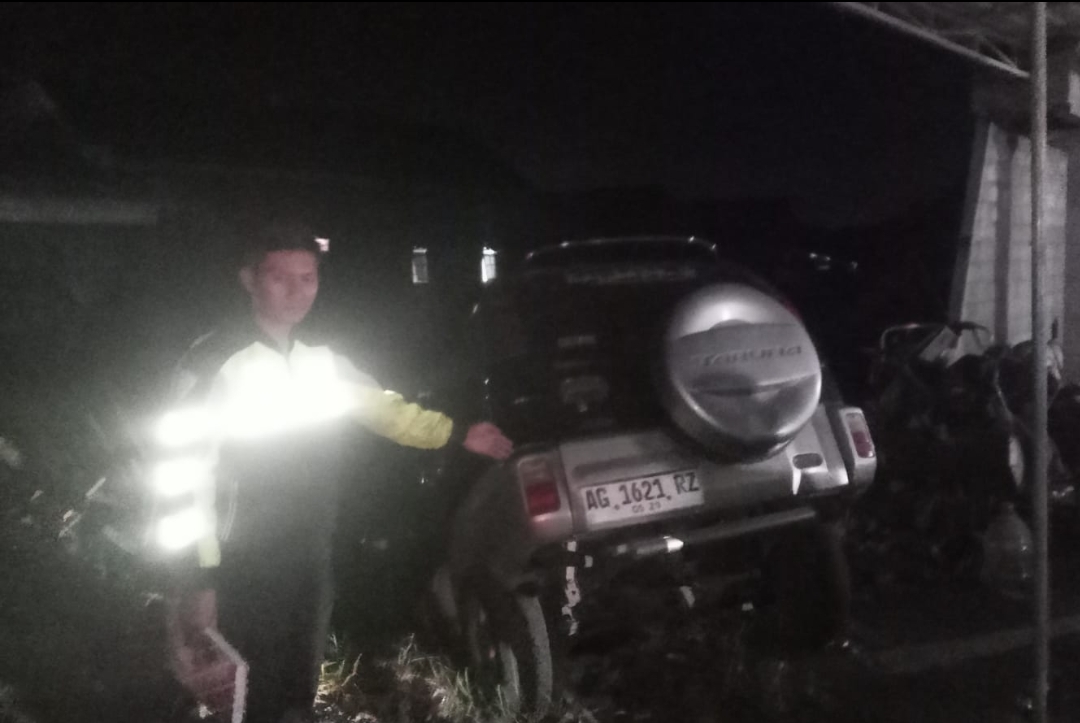 Polisi mengevakuasi korban kecelakaan di Kecamatan Boyolangu