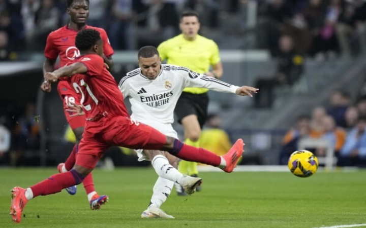 Kylian Mbapp&eacute; kembali jadi pembeda, satu gol penalti dan tekanan tanpa henti mengantar Real Madrid meraih kemenangan.