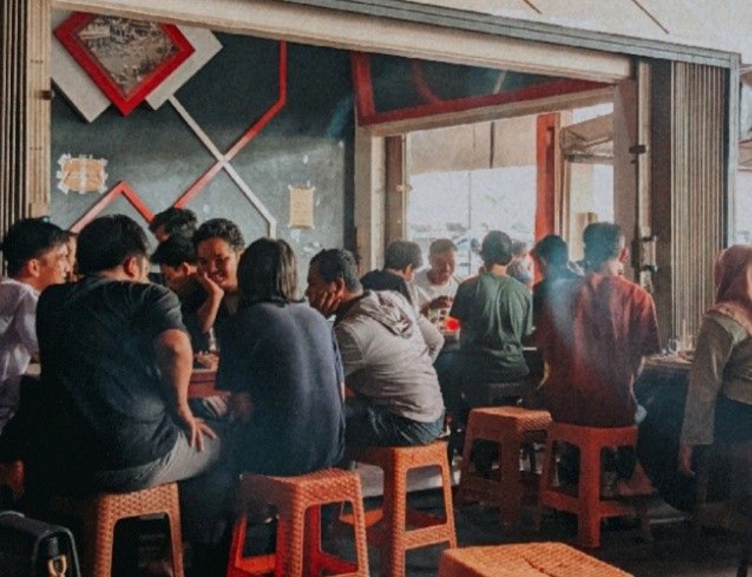 Mungkin itulah sebabnya warung kopi tak pernah tutup. Karena yang dicari orang bukan hanya kafein, melainkan rasa terhubung.