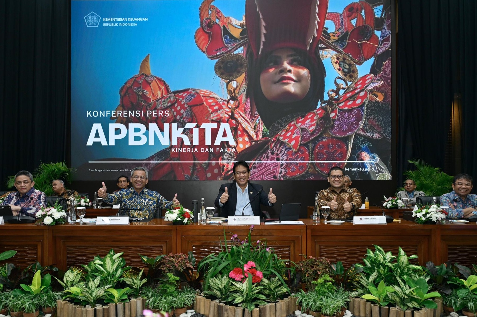Menkeu Purbaya Yudhi Sadewa bersama jajaran kementerian keuangan. (KEMENKEU)
