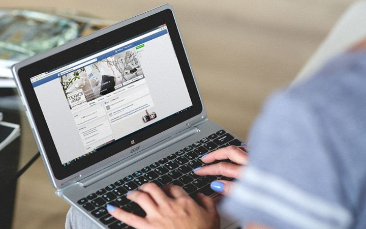 Pilihan laptop di bawah Rp10 juta makin gila di akhir 2025: ringan, kencang, dan sudah siap AI.