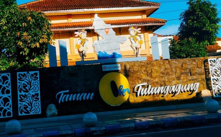 Tulungagung tidak hanya dikenal sebagai kota marmer dan daerah pesisir selatan Jawa Timur, tetapi juga memiliki sebuah titik penting yang menyimpan nilai sejarah dan filosofi, yaitu 0 Kilometer Tulung