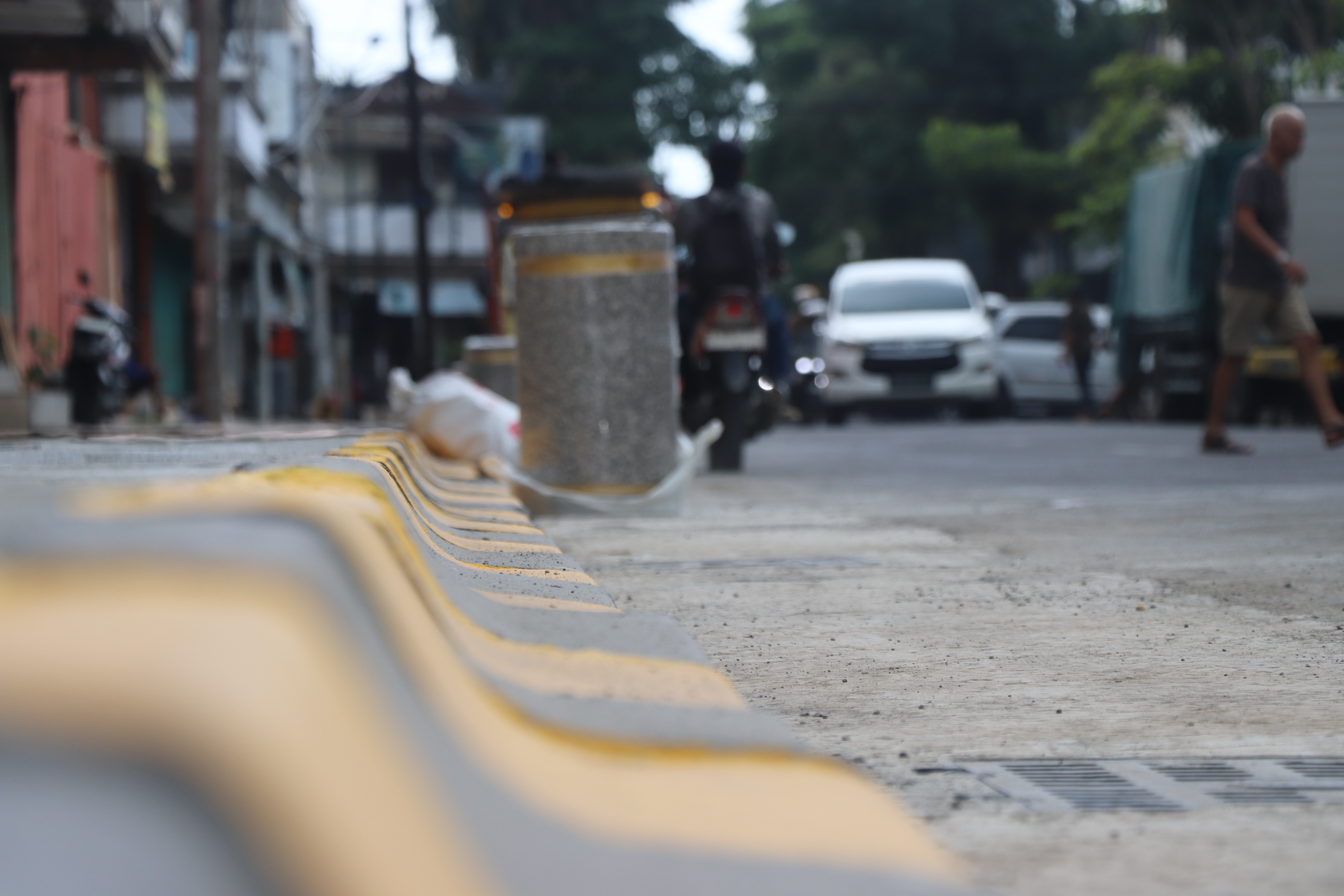 Kondisi trotoar Jalan Teuku Umar yang berubah usai mendapat sentuhan perbaikan dari Pemkab Tulungagung.(DR PRADANA/RADAR TULUNGAGUNG)