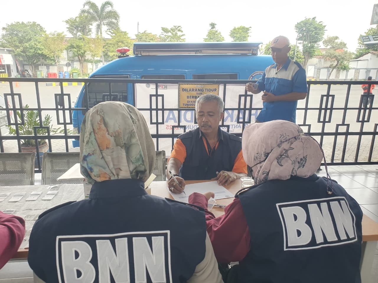 Salah satu kru bus saat menjalani rangkaian pengecekan kesehatan saat agenda ramp check di Terminal Tipe A Gayatri, Kamis (18/12) pagi.(DOK. PRIBADI UNTUK RADAR TULUNGAGUNG)