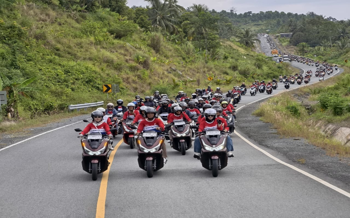 Semangat kebersamaan pecinta skutik premium Honda PCX dalam gelaran Honda PCX Day 2025 melewati JLS Tulungagung Trenggalek menuju Pantai Prigi, Sabtu (20/12/2025).