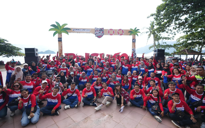 Peserta Honda PCX Day 2025 mengabadikan momen di Pantai Prigi Trenggalek, usai lakukan beragam game dengan seruan dan semangat kebersamaan.