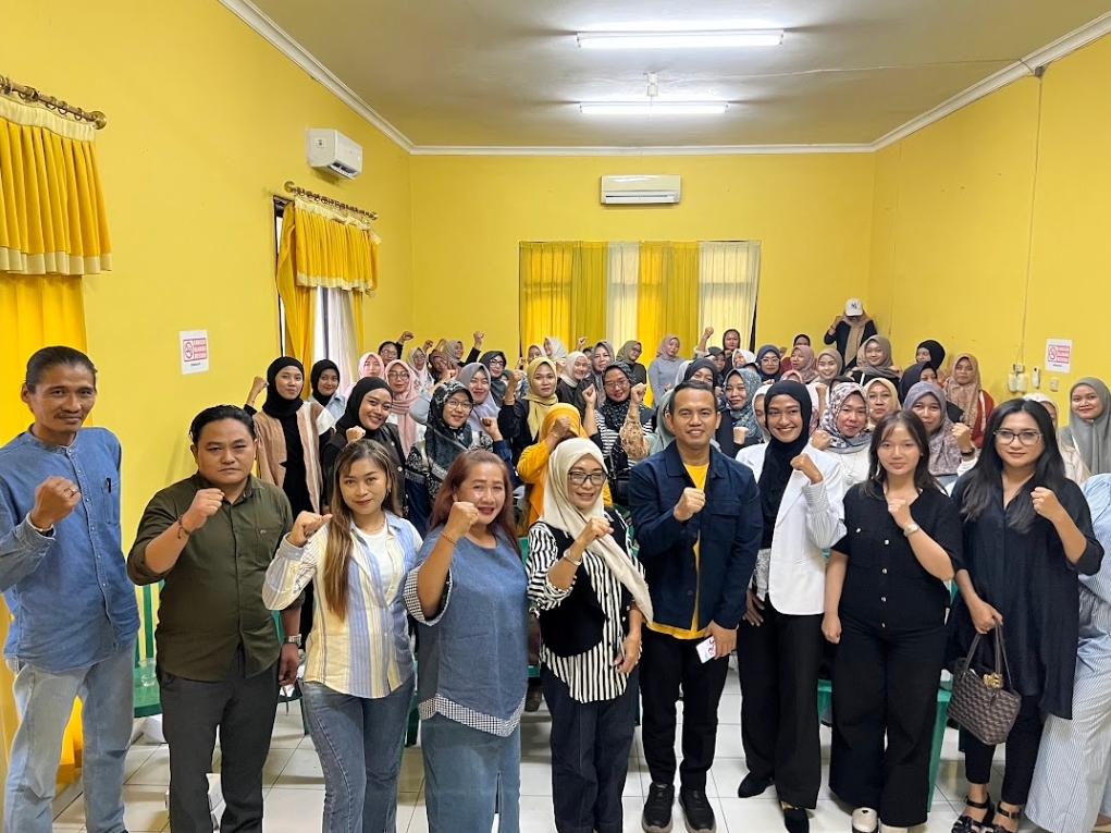 Jairi Irawan ketika berfoto bersama warga sesuai seminar